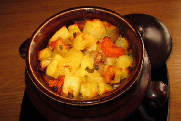 Картофель с грибами в горшочке: разнообразные рецепты запекания в духовке с добавлением сыра, моркови, тыквы и болгарского перца | Диеты и рецепты